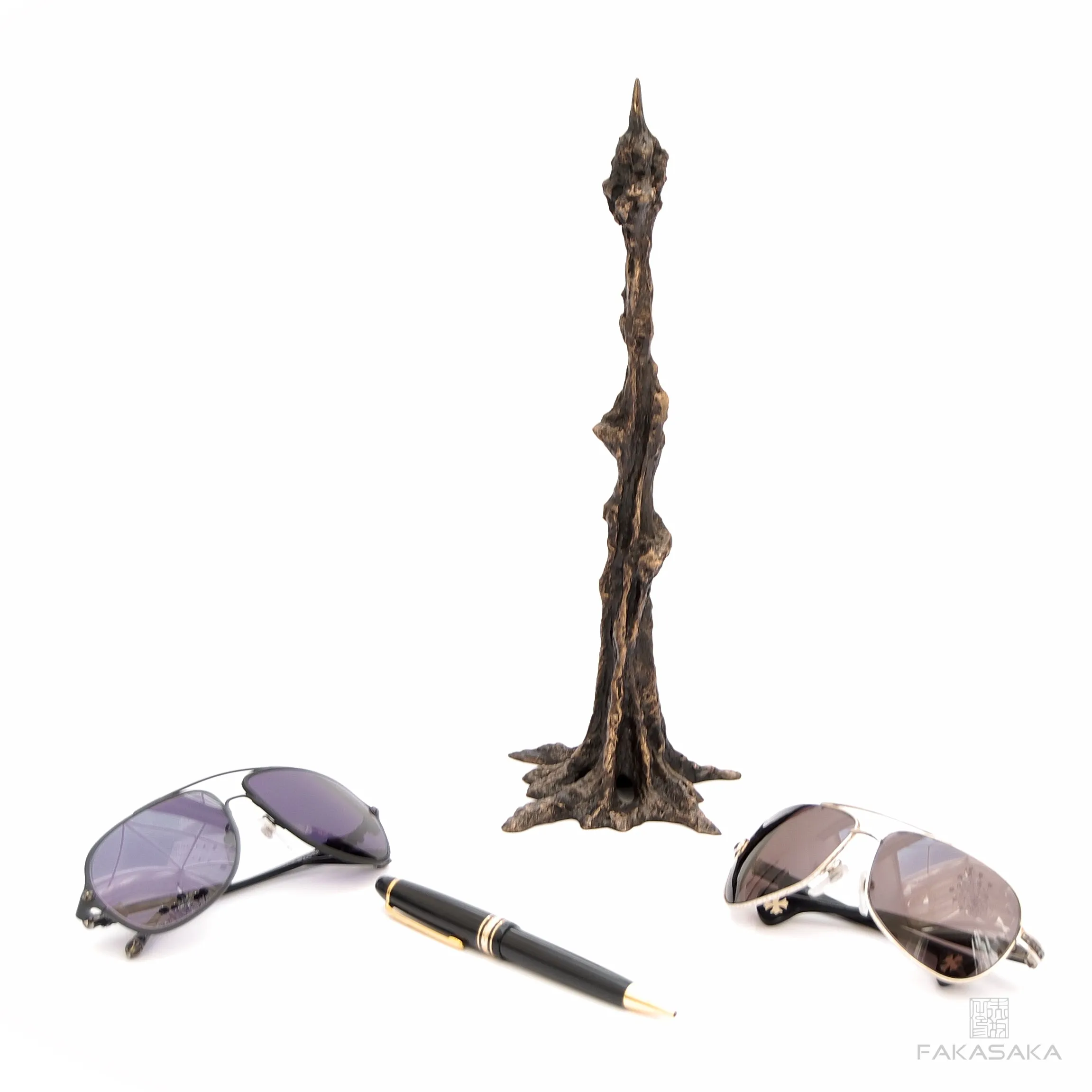 LEO<br><br>CANDLESTICK / SCULPTURE<br><br>BLACKBROWN BRONZE