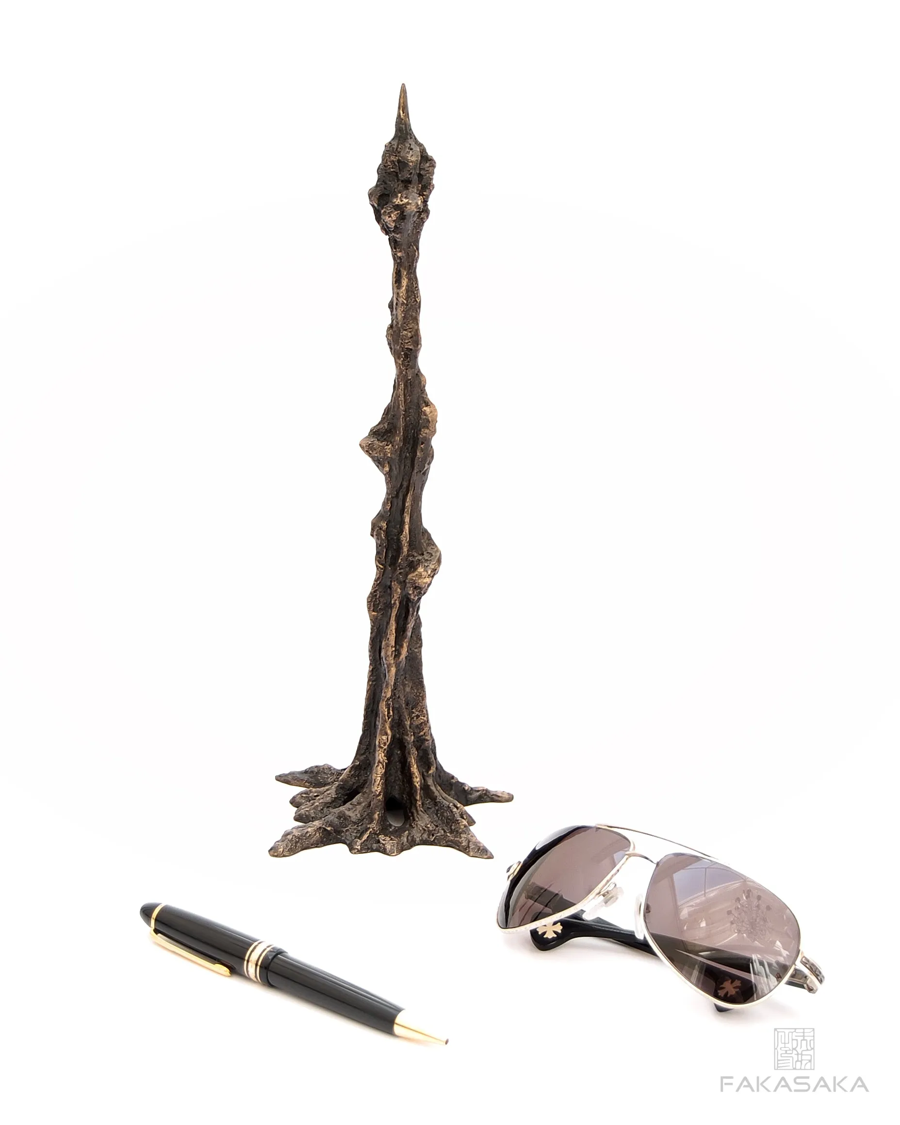 LEO<br><br>CANDLESTICK / SCULPTURE<br><br>BLACKBROWN BRONZE